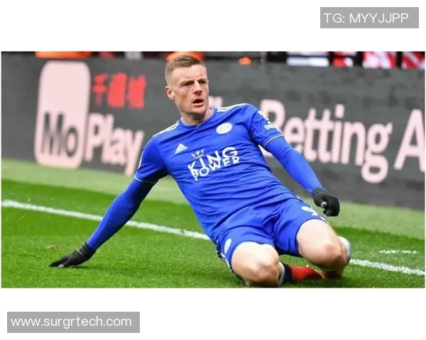 鸡冠头足球明星的传奇人生与赛场风采揭秘